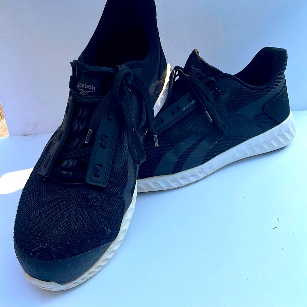 Reebok Black Safety Shoes Size says it’s a 8.5. Steel toe. Needs soles